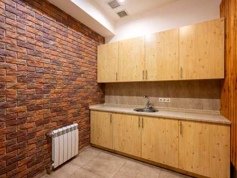 комерційна за адресою Десятинна вул., 13