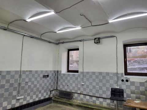 комерційна за адресою Плугова вул., 6