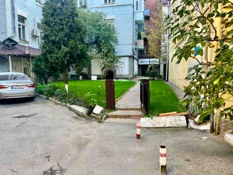 комерційна за адресою Антоновича вул. (Горького), 9