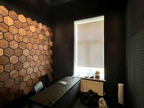 комерційна за адресою Михайлівська пл., 1