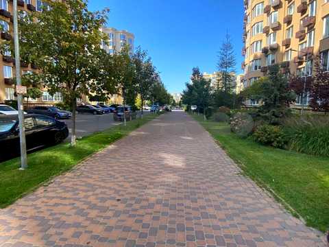 комерційна за адресою Молодіжна вул., 7