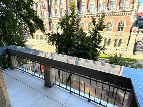 комерційна за адресою Інститутська вул., 16