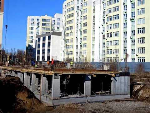 комерційна за адресою Бакинська вул., 1