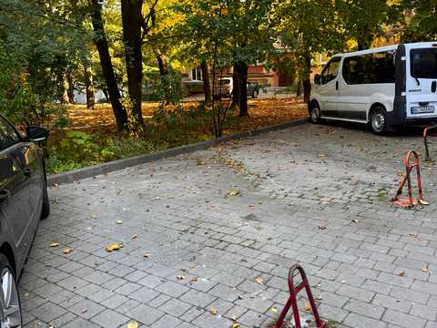 паркомісце за адресою Євгена Коновальця вул. (), 85а