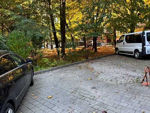паркомісце за адресою Євгена Коновальця вул. (), 85а