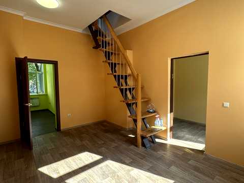 комерційна за адресою Кам'янецька вул., 43