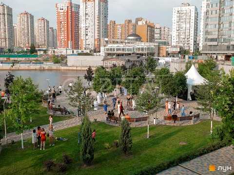 комерційна за адресою Дніпровська набережна вул., 14