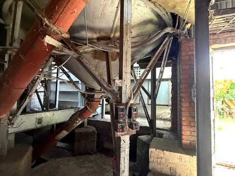 комерційна за адресою Центральна, 2