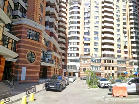 комерційна за адресою Лесі Українки бульв., 7-Б