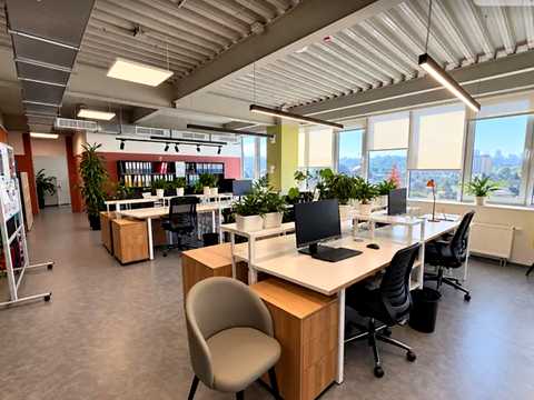 комерційна за адресою Почайнинська вул., 38