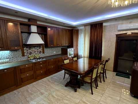будинок за адресою Академіка Корольова вул.