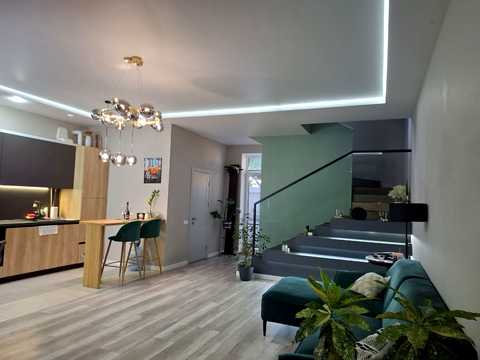 будинок за адресою Центральна вул., 1а