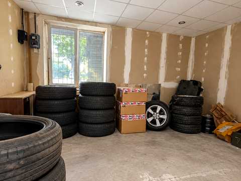 комерційна за адресою Гостиннодвірська вул., 37Б