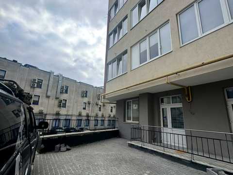 комерційна за адресою Львів, Угорська вул., 12
