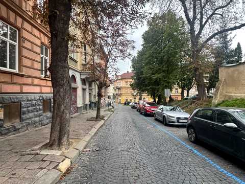 коммерческая по адресу Драгоманова ул., 38