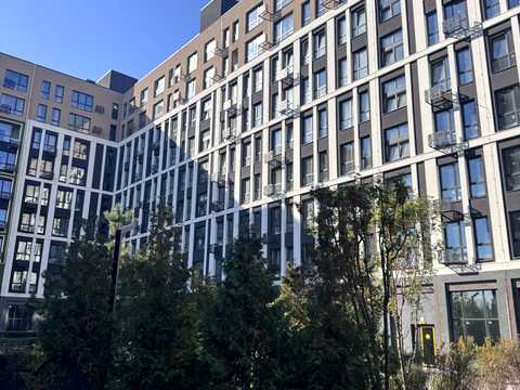 комерційна за адресою Петра Дорошенка вул., 42