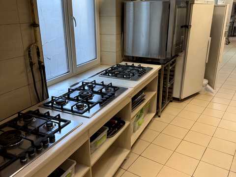 комерційна за адресою Двірська вул., 1