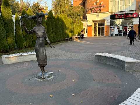 комерційна за адресою Двірська вул., 1