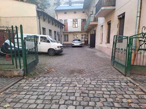 паркомісце за адресою Туган-Барановського, 30