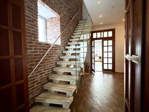 комерційна за адресою Театральна вул., 6