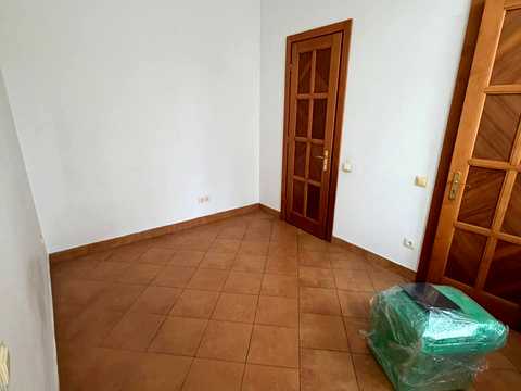 комерційна за адресою Театральна вул., 6