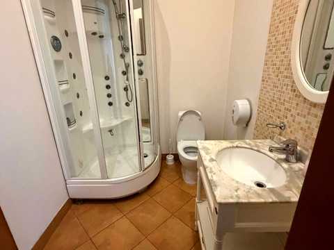 комерційна за адресою Театральна вул., 6