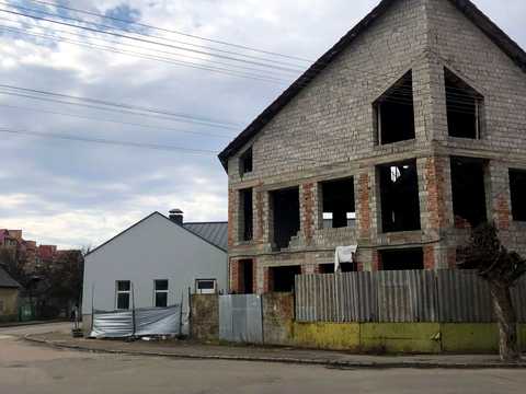 комерційна за адресою Українська вул., 98
