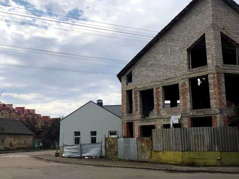 комерційна за адресою Українська вул., 98