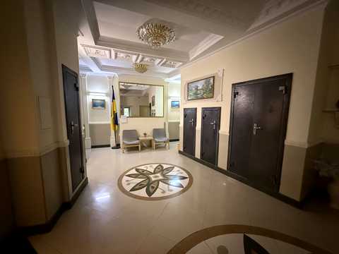 комерційна за адресою Дніпровська набережна вул., 19-А