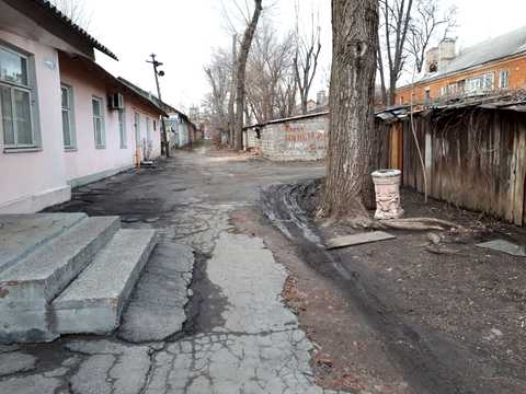 комерційна за адресою Макарова вул. (Більшовицька), 3