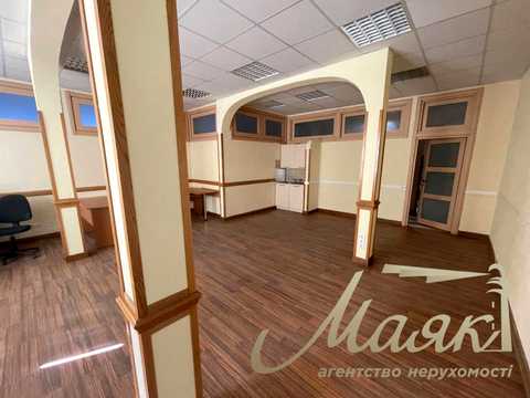 комерційна за адресою Саксаганського вул., 67Б
