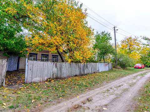 дом по адресу с. Клюсовка, Центральна, 1