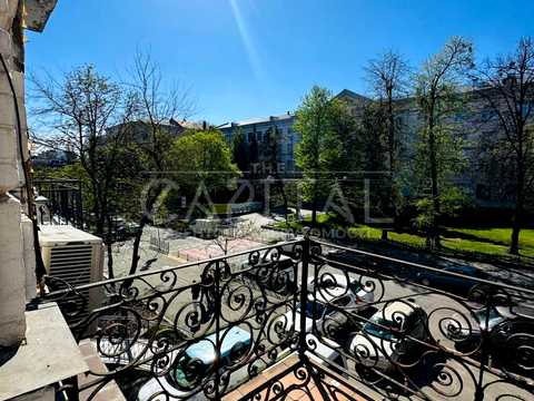 комерційна за адресою Володимирська вул., 65
