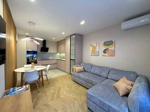 квартира за адресою Салютна вул., 2к18
