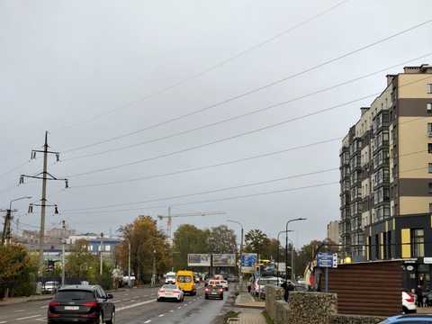 комерційна за адресою Виноградна вул., 1
