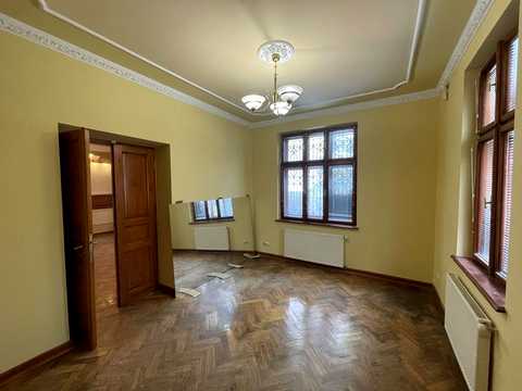 комерційна за адресою Клепарівська вул., 21