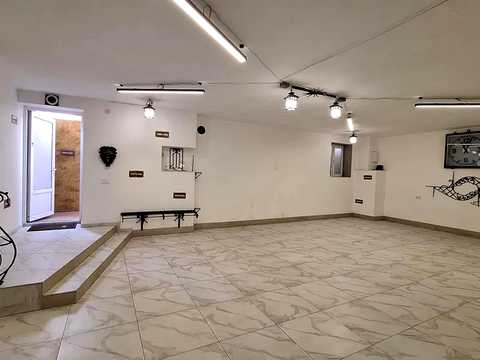 комерційна за адресою Жасминова вул., 11