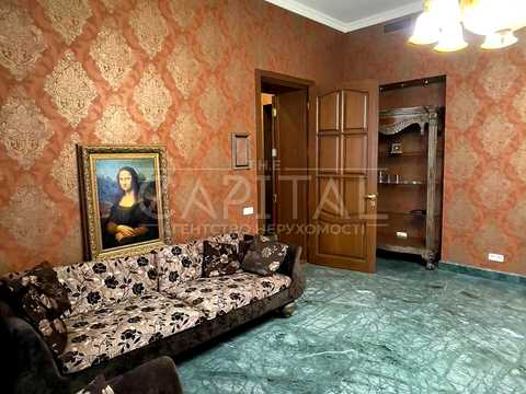 комерційна за адресою Банкова вул., 1/10