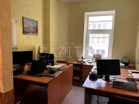 комерційна за адресою Мала Житомирська вул., 18