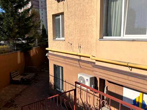 комерційна за адресою Боголюбова вул., 14
