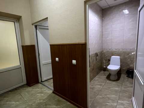 комерційна за адресою Миру вул., 90
