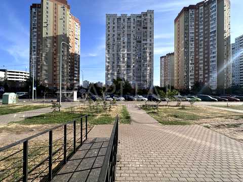 комерційна за адресою Драгоманова вул., 12