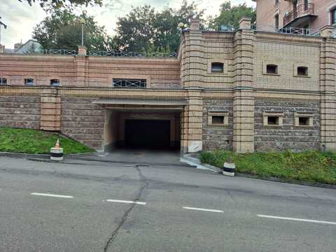 паркомісце за адресою Кудрявський узвіз, 14