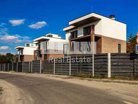 будинок за адресою с. Лісники, Центральна вул.