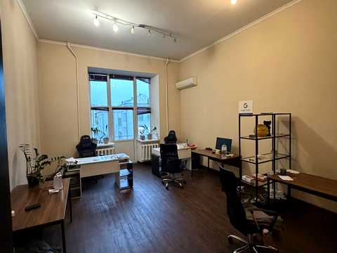 комерційна за адресою Саксаганського вул., 68/21