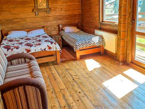 будинок за адресою с. Поляниця, урочище Подина вул.