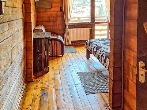 будинок за адресою с. Поляниця, урочище Подина вул.