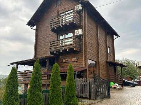 будинок за адресою с. Поляниця, урочище Подина вул.