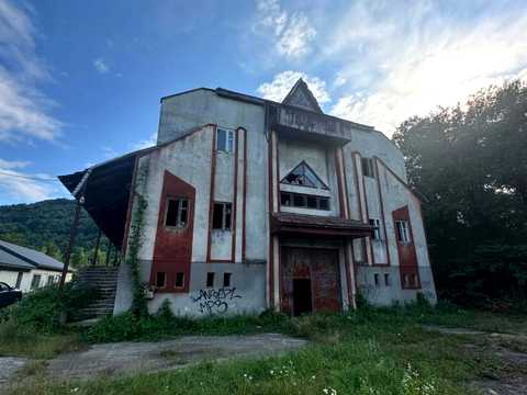 комерційна за адресою Центральна, 38