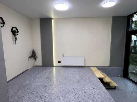 комерційна за адресою Салютна вул., 2к6